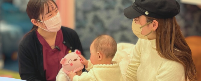 長谷川歯科医院で赤ちゃんのお口について相談する親子